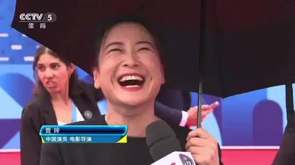 满满感染力的笑容|贾玲_新浪新闻