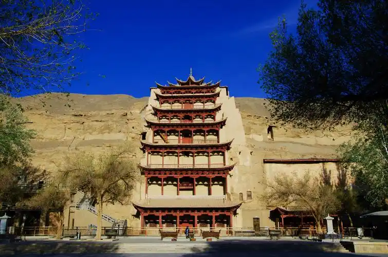 敦煌壁画服饰:千年霓裳羽衣曲