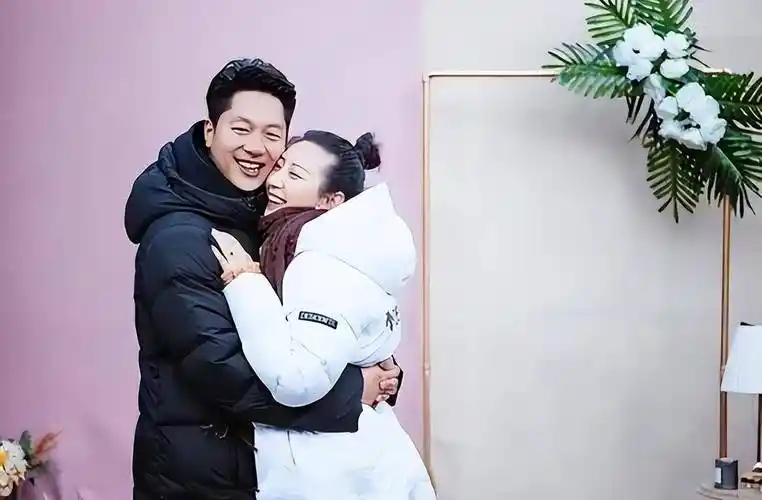 身为这个家的顶梁柱,面对妻子爷爷感染新冠,凌潇肃没有慌,只见他一边