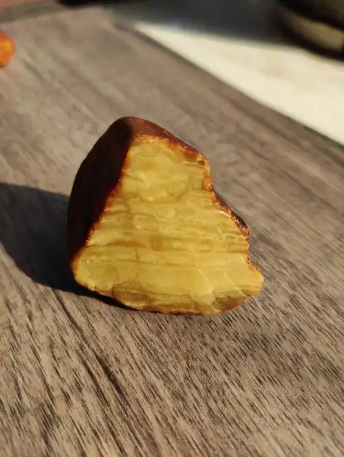 千层雪蜜蜡原石开窗料