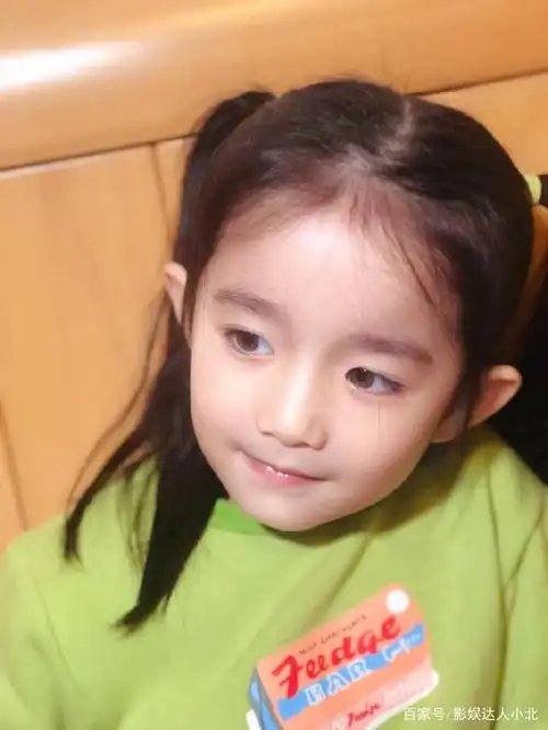4岁小女孩撞脸杨幂,和小时候的杨幂照片对比一个模子刻出来的