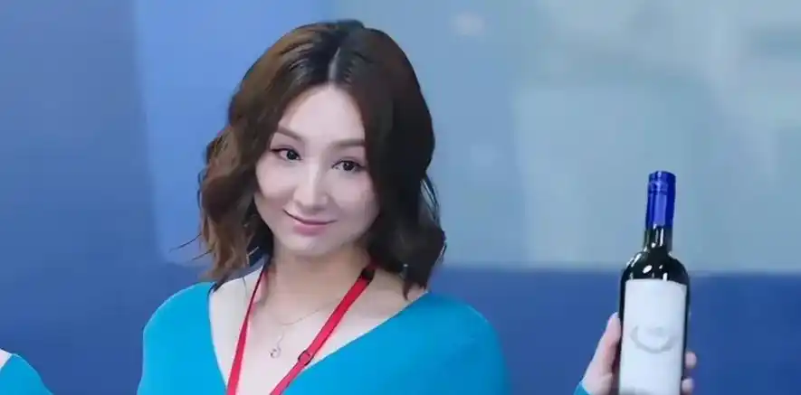 同样是演媒体人,把邢菲和佘诗曼放一起看,差别立刻就出来了