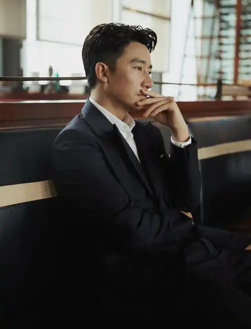 黄轩侧颜太帅气神作西装沉稳绅士