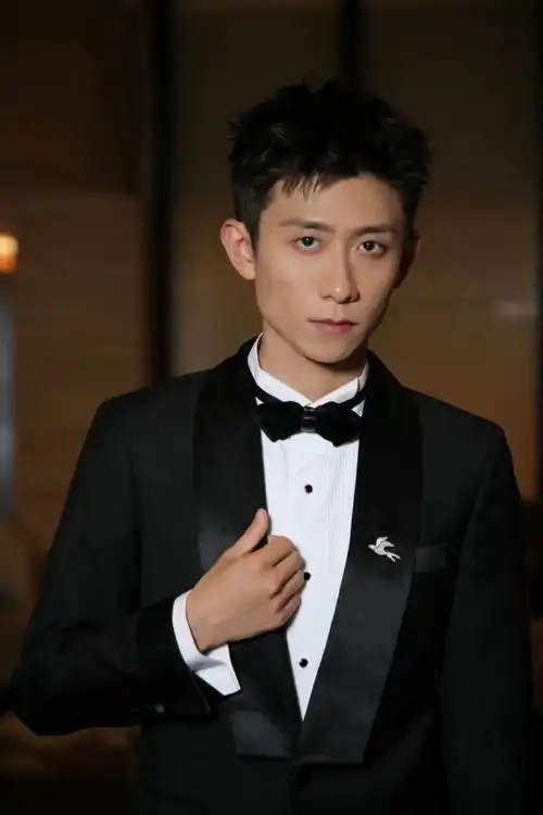 2米13的易建联和1米76的张一山站在一起我才彻底明白身高有多重要