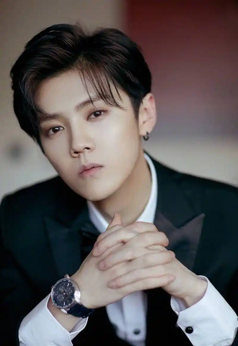 鹿晗越来越有成熟男人风范,一身正装帅气十足,眼神也太深情了吧