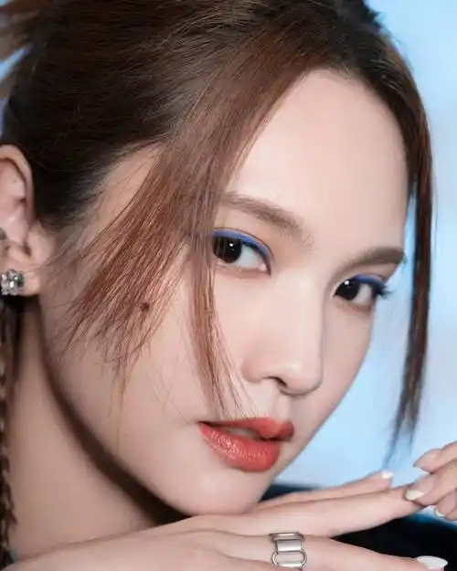 杨丞琳《声声如夏花》靛蓝闪电装写真释出 造型时髦亮眼抢镜_杨丞琳