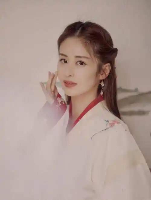 也许是天生长相太过甜美,出道这些年来,颖儿的温婉古装形象深入人心