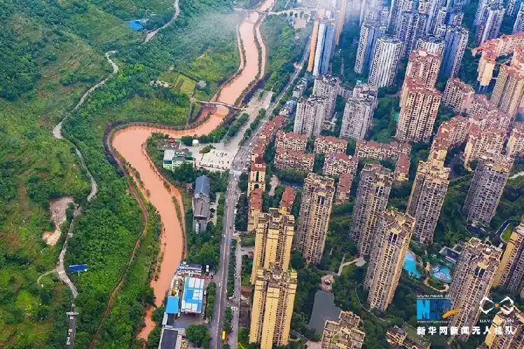 航拍直击28日綦江城区河段河水复涨