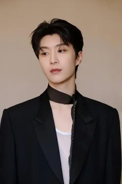 范丞丞飘带黑西装