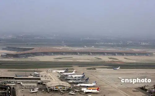 图为在北京首都国际机场上空鸟瞰. 中新社发 盛佳鹏 摄