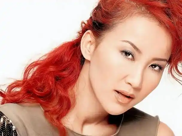 香港女歌手李玟,曾经是华人乐坛的天后,拥有无数粉丝和荣誉,却在7月2