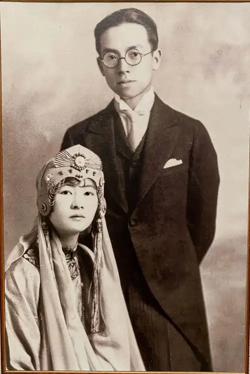 林和梁在渥太华临馆举行婚礼,林穿着自己设计的婚礼服装与梁合影