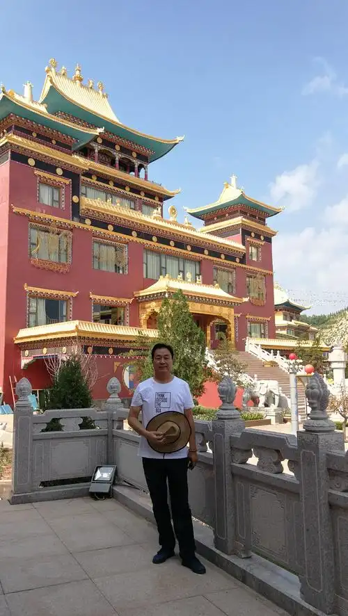 祈福平安红城寺, 快乐健康到永久. 任凭银发双鬓满, 一路潇洒演春秋.