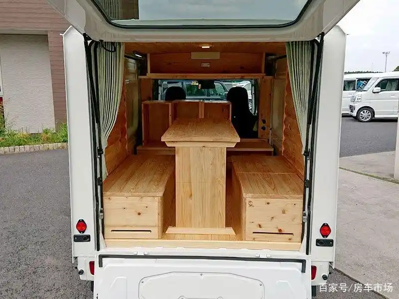 大发微卡厢式货车改房车,布局随意调整,几块木板拼床和卡座