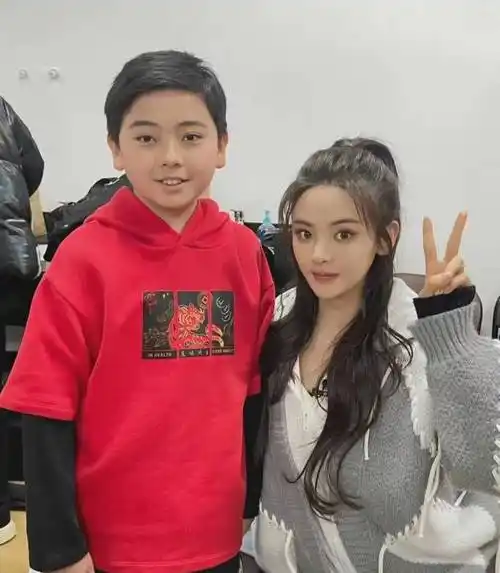 看了明星和别人的合照才知道,他们的"脸"原来和小孩差不多大!