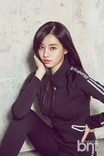 演员李珠妍拍写真 干净白毛衣展曼妙清纯美