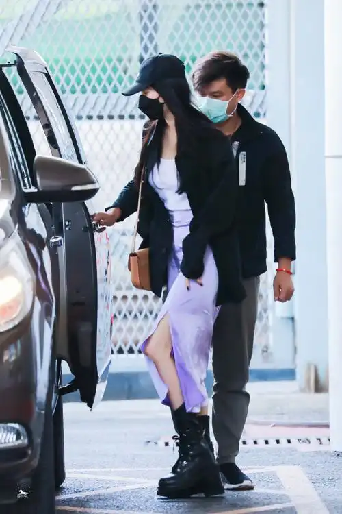 私服女王,机场街拍引领者,幂式穿搭拥有者,论穿搭,内娱还得看杨幂啊