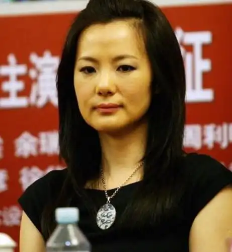 老公是栾树,1990年栾树加入黑豹乐队并担任键盘手,参与了专辑《黑豹》