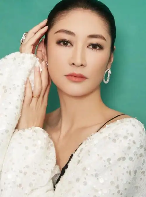 梁静穿衣真够奔放v领裙配蕾丝内搭成熟女人味抵挡不住