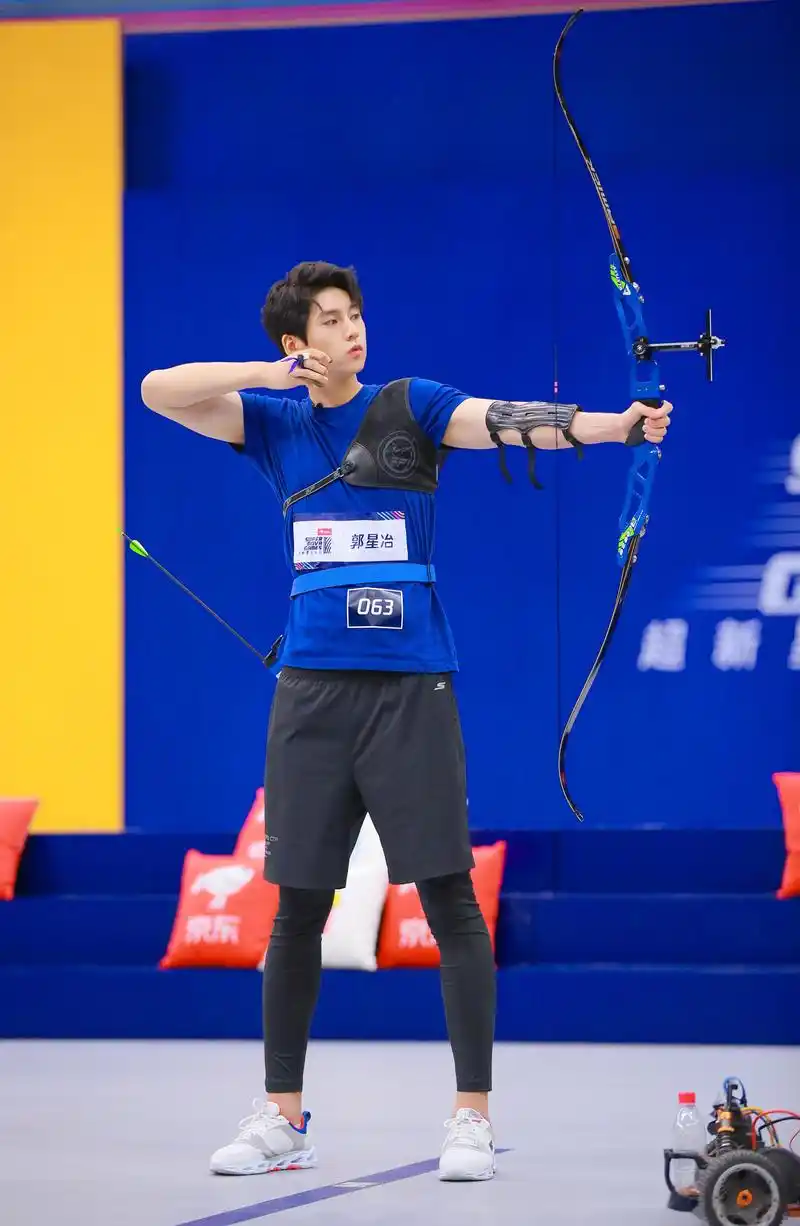 今晚八点《超新星全运会》我将向男子射箭大小魔王麦亨利,于小彤发起