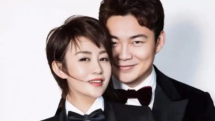 马丽许文赫带娃外出,三岁儿子身高猛长,夫妻俩手牵手恩爱如初