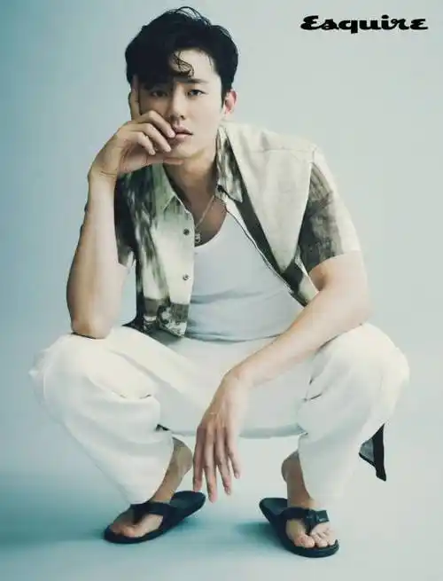 扎染短袖衬衫展成熟魅力!李志勋最新杂志写真曝光