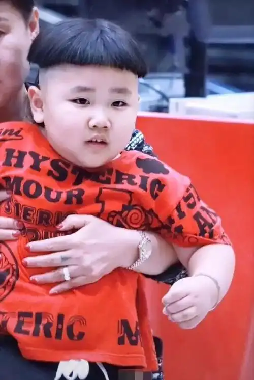 郭德纲4岁小儿子近照曝光锅盖头长辫子小脸胖嘟嘟
