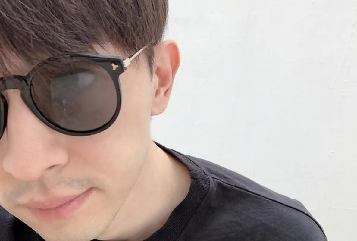 邓伦的自拍照不能说丑,其实挺自然的,只不过多数都会切半脸或是以上