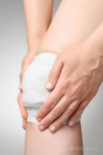 用绷带包扎受伤的膝盖