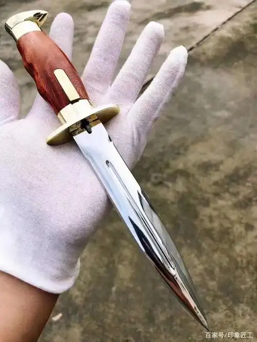 62hrc类型:军刀全长:254mm刃长:150mm厚度:6mm宽度:20mm产地:中国刀鞘