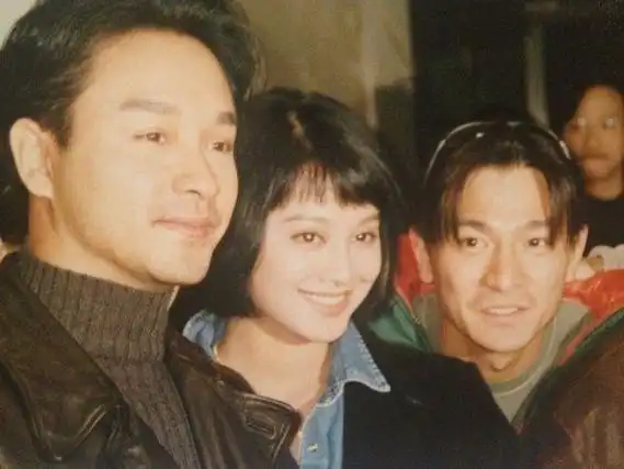 和张国荣,刘德华这样的大咖也同台表演过,对宁静来说,是该放慢脚步的