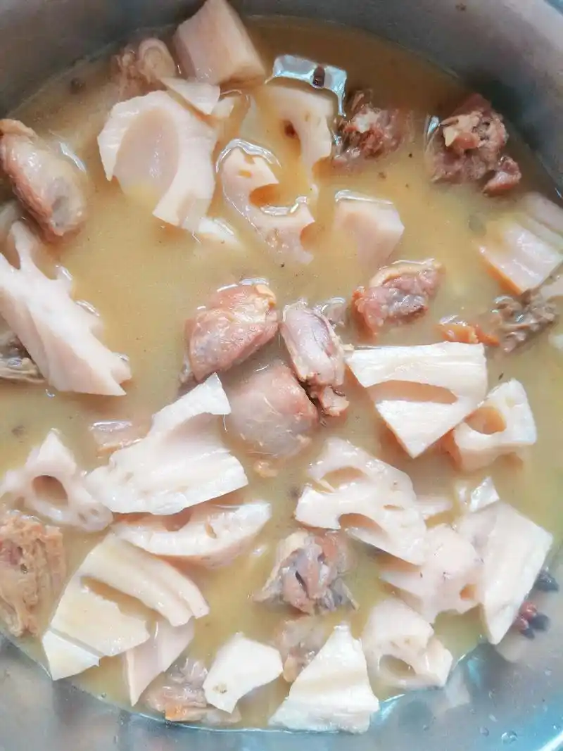 腊鸭焖藕的家常做法.