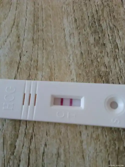 测孕棒显示很明示的两条线一样红