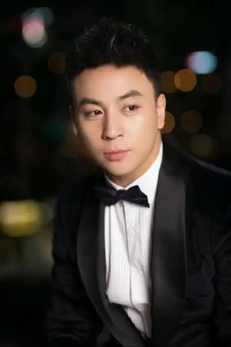 比如在2021年的央视春晚上,有个节目叫《牛起来》,表演者刘德华,王