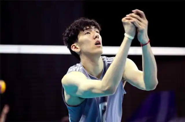 来自上海的副攻手张哲嘉