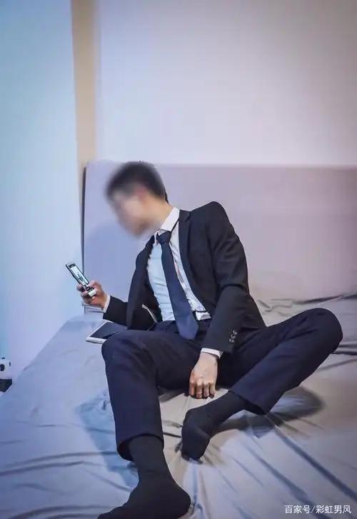 男风图鉴:禁欲系正装绅士男,下班回家竟变成了这样子!