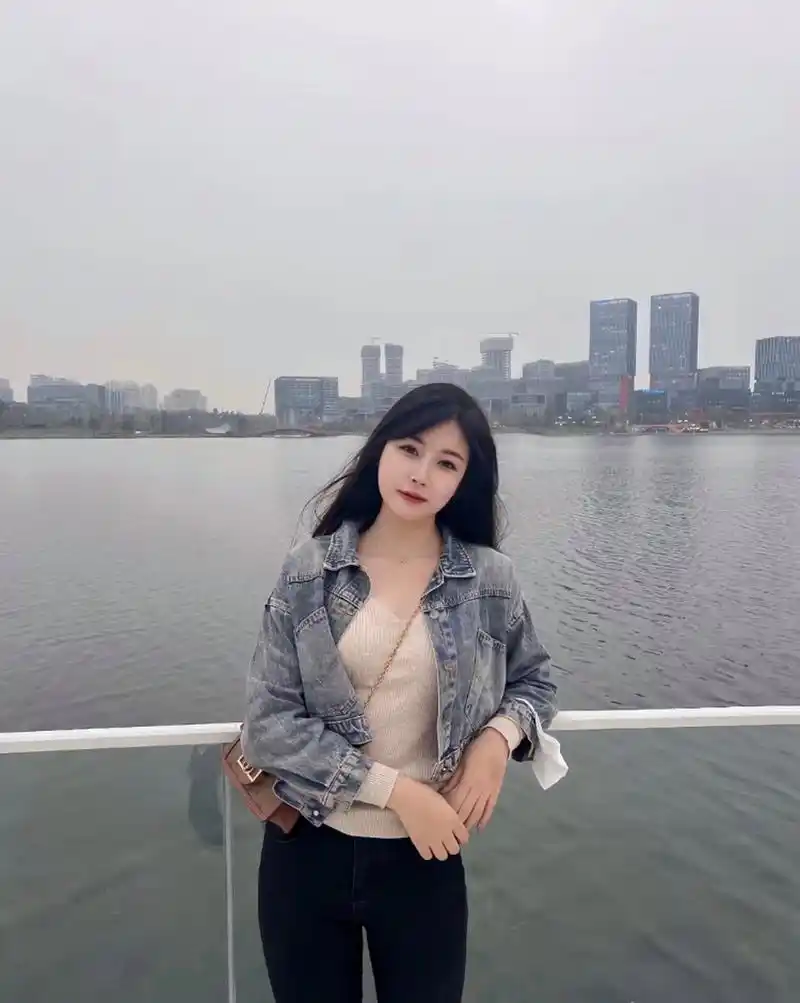 30岁的女人呀#时尚穿搭# #时尚街拍# #美女街拍