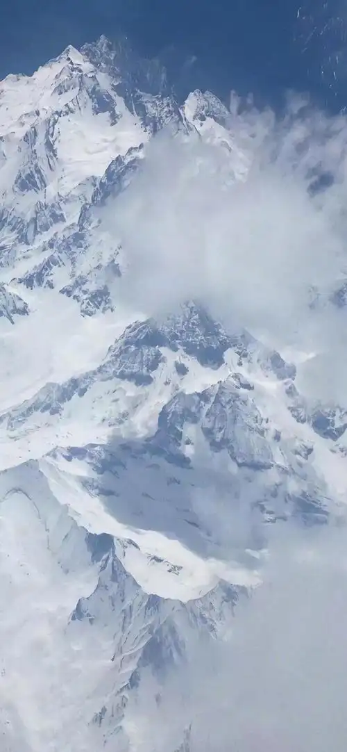 优美迷人的雪山自然风光