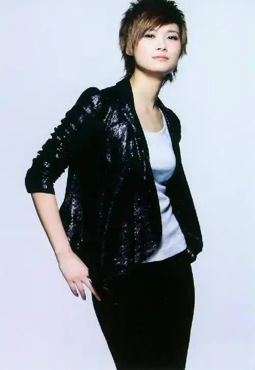 "教母"龙丹妮:转型当老板,为艺人砸资源,手段高级没你想的简单_肖战