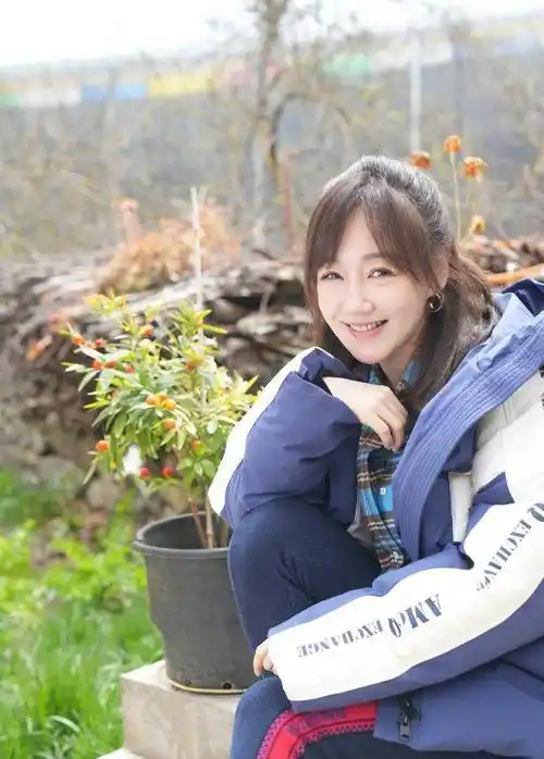 胡歌前任薛佳凝晒美照笑容迷人超治愈秒变最美女大学生