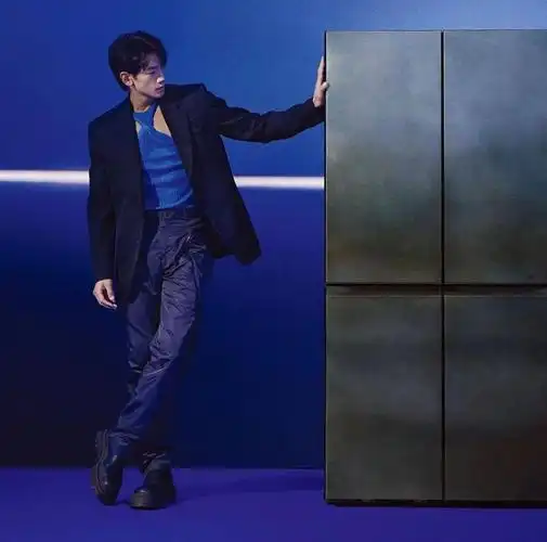 身高 185,身材颀长的 rain 俨然就是一个行走的衣架.