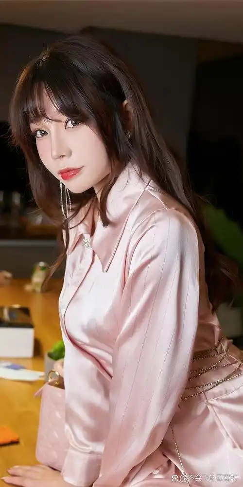 靓丽女神: 美女如诗,朦胧若画, 云鬓花颜,仙子临凡.