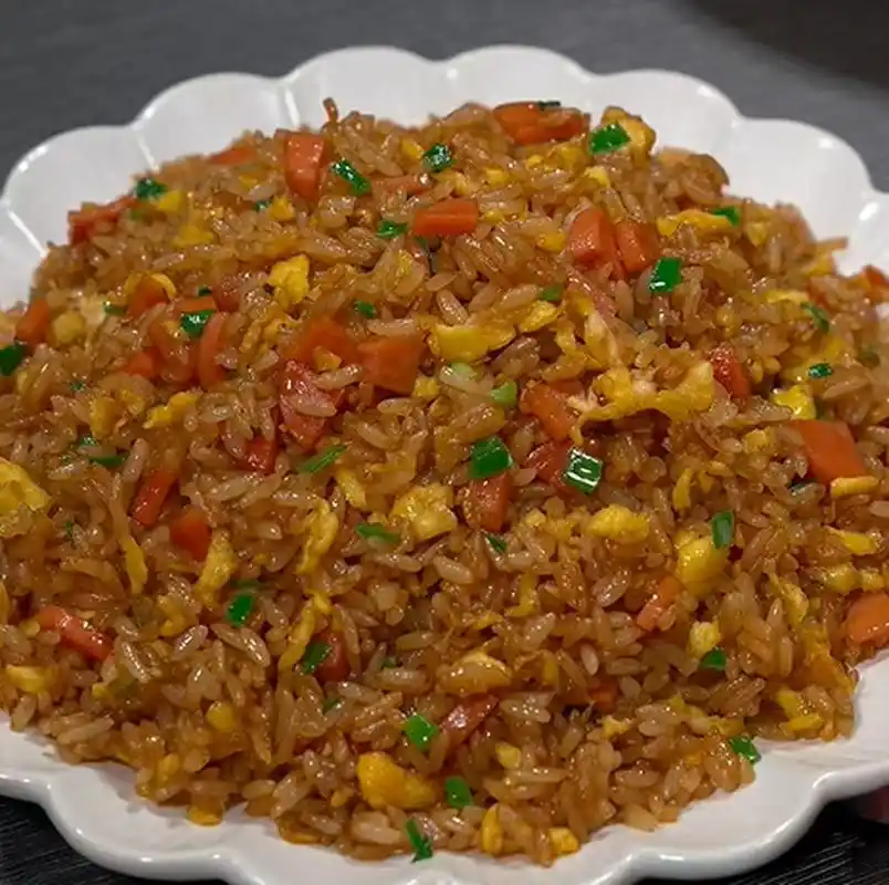 家里有剩米饭的,一定要试试这个酱油炒饭,做法简单又好吃.