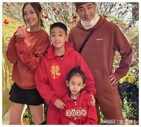 陈小春应采儿晒全家福,两儿子惊人相似,引爆时尚圈争议!