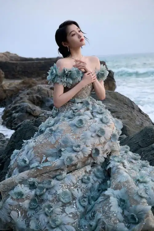 eric时尚星闻##关晓彤抹胸浪花裙