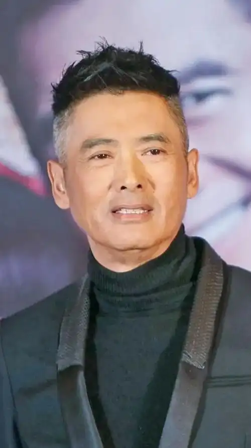 66岁的周润发白发好绝真正的帅哥是不分年纪的