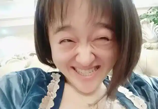 千万不要在别人的手机留下丑照!不然会后悔到赖屎哈哈