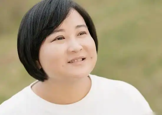 贾玲20岁青涩旧照曝光,身材苗条端庄秀气