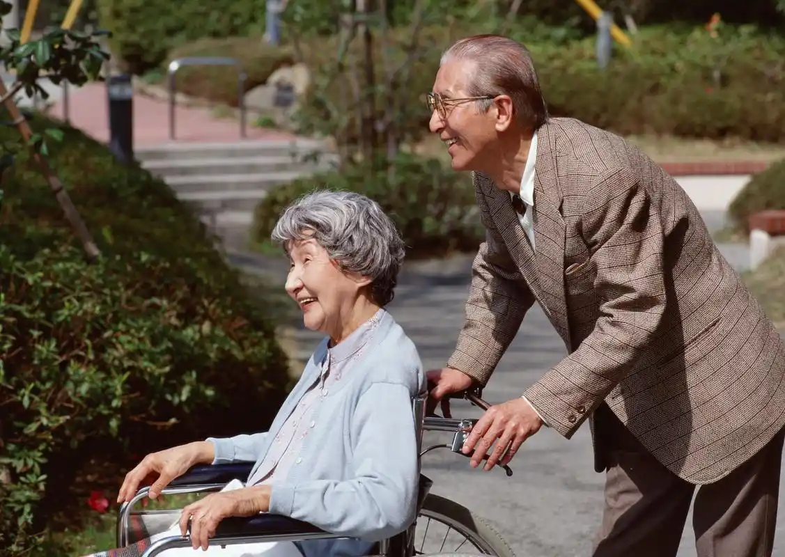 坐轮椅的中老年人图片老年人轮椅生病中老年人