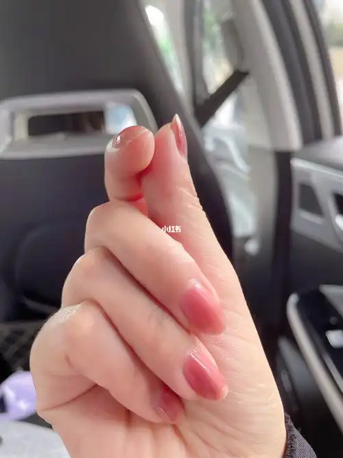 夏天指甲油就是要粉粉的